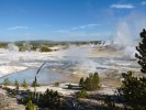 Yellowstonský národní park v americkém státě Wyoming s horskými jezery a termálními prameny, kde organismy čelí kombinaci extrémních podmínek – vysoké teplotě, extrémním hodnotám pH a vysoké koncentraci těžkých kovů. Foto A. Nováková