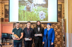 Tereza Maxerová (na snímku nahoře), Vojtěch Kolář, Antonín Hlaváček a Jiří Hadrava, nositelé Ceny Vojena Ložka do 25 let, spolu s Markétou Pravdovou. Foto J. Plavec, SSČ AV ČR