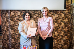 Laureátka Ceny Jana Sudy do 30 let Eliška Petříková spolu s Janou Cmarkovou. Foto J. Plavec, SSČ AV ČR