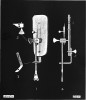 Leeuwenhoekův mikroskop se skládá z čočky zasazené do otvoru v těle mikroskopu. Preparát je upevněn v držáku, který je součástí systému závitových tyčinek umožňujících stranový posun preparátu, ale i zaostřování jeho  přibližováním nebo oddalováním.  Foto: Wikimedia Commons,  v souladu s podmínkami použití