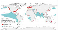 Globální výskyt mořských „mrtvých zón“, v nichž dochází alespoň v části roku k výraznému poklesu obsahu  rozpuštěného kyslíku. Mrtvé zóny v pobřežních vodách (červeně) obvykle sahají až ke dnu, kyslíková minima  na otevřeném moři se většinou omezují na určitou část vodního sloupce, kde dochází k nejintenzivnějšímu rozkladu sedimentující organické hmoty.  Upraveno podle: The Global Ocean Oxygen Network (GO2NE), UNESCO