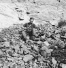 Ivo Chlupáč pod stěnou Císařského lomu u Koněprus, kolem r. 1955.  Jako reprezentant mladé poválečné  generace paleontologů věnujících se  geologickému výzkumu Barrandienu  se zaměřil na devonský útvar.  Z fotoarchivu paleontologického oddělení Národního muzea (NM) v Praze