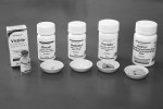 Léky, které zachraňují miliony  životů – přípravky s obsahem látek A. Holého schválené americkým Úřadem pro kontrolu potravin a léčiv (FDA)  k léčbě pacientů infikovaných virem  lidské imunitní nedostatečnosti (HIV) nebo virem hepatitidy B (HBV). Foto z archivu ÚOCHB AV ČR