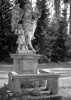 Úchvatná barokní socha Anděla strážce z r. 1721 stávala v parku nedaleko kostela sv. Jiljí přímo pod borovicí tuhou. Dnes je zpět nedaleko původního místa v uzavřeném areálu Opatovického mlýna, bohužel z hráze Opatovického rybníka je vidět jen zezadu. Foto T. Kučera