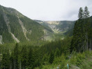Obří důl představuje typický příklad karového údolí. Na levé straně návštěvníkům nepřístupná Čertova rokle. Foto T. Urfus
